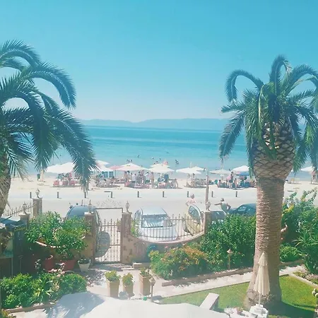 Palm Garden Apartment *