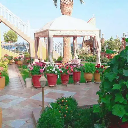 Palm Garden Apartment *